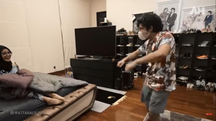 Atta Halilintar lepas sarung di depan Aurel Hermansyah. (YouTube/Atta Halilintar)