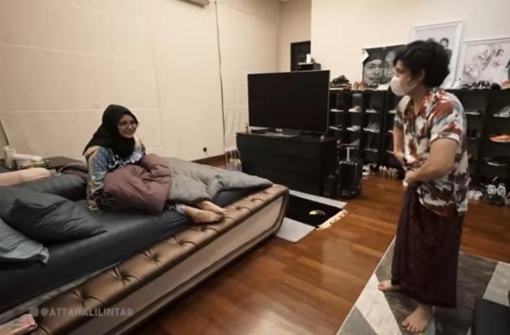 Atta Halilintar lepas sarung di depan Aurel Hermansyah. (YouTube/Atta Halilintar)