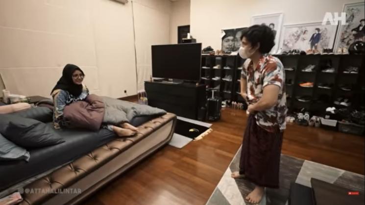 Atta Halilintar lepas sarung di depan Aurel Hermansyah. (YouTube/Atta Halilintar)