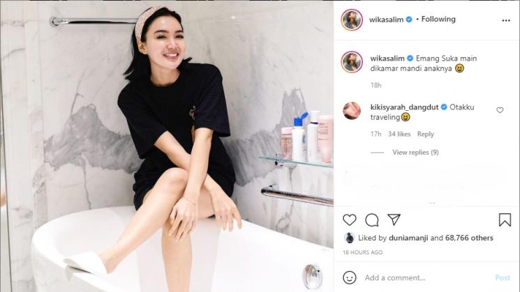 Wika Salim ngaku suka main di kamar mandi. (Instagram/wikasalim)