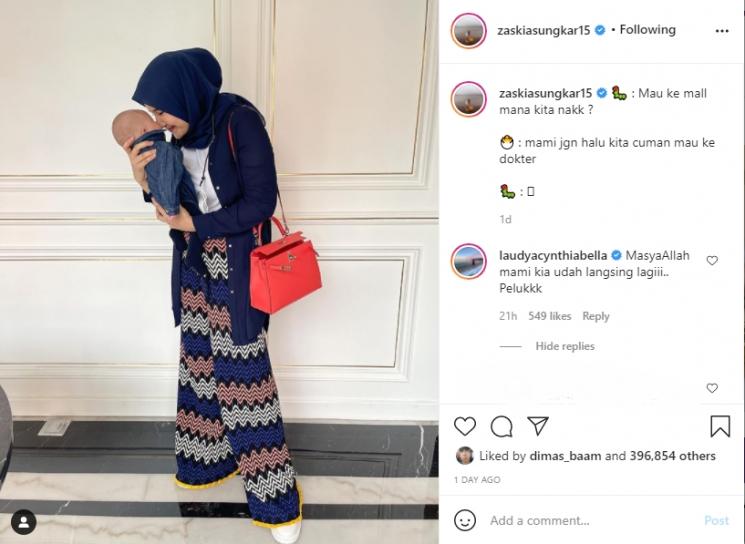 Zaskia Sungkar gendong Ukkasya Muhammad Syahki. (Instagram/zaskiasungkar15)