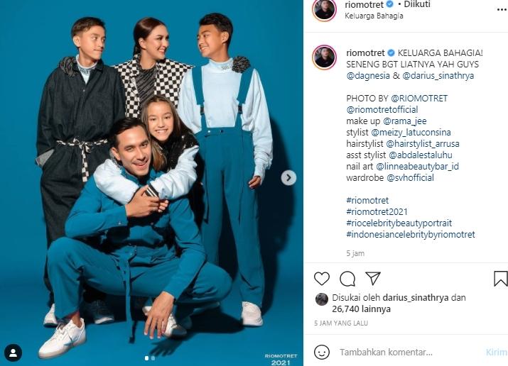 Keluarga Darius Sinathrya dan Donna Agnesia (Instagram.com)