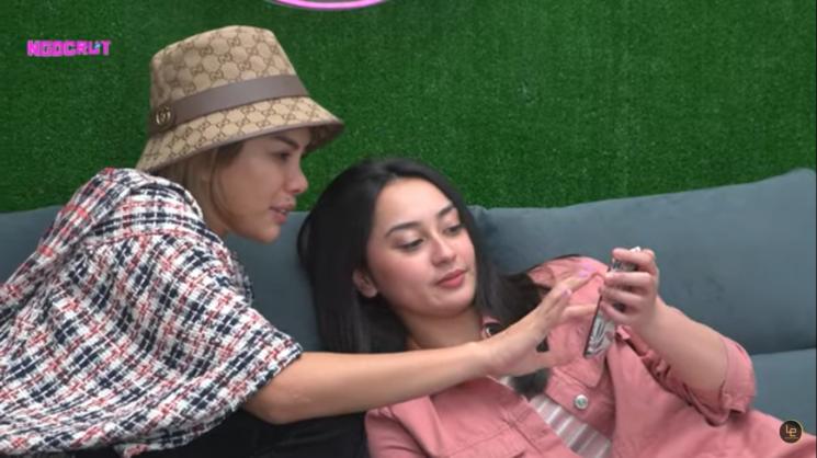 Nikita Mirzani ngobrol sama Memes Prameswari. (YouTube/Langit Entertainment)
