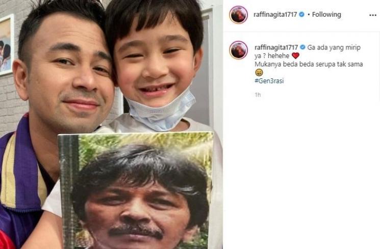Raffi Ahmad bersama Rafathar pose bareng foto ayahnya. (Instagram/@raffinagita1717)