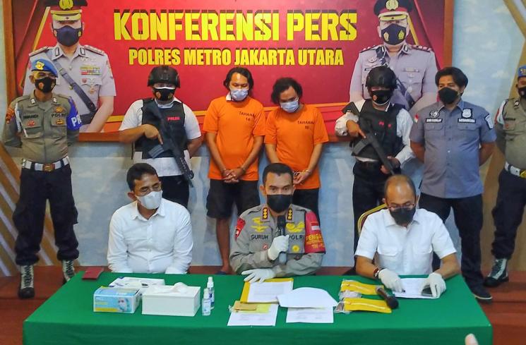 Vokalis band Deadsquad Daniel Mardhany (kiri) dan mantan Drummer band Deadsquad, Auliya Akbar (kanan) dihadirkan saat rilis kasus narkoba yang menjerat mereka di Polres Metro Jakarta Utara, Senin (3/5/2021). [MataMata.com/Alfian Winanto]