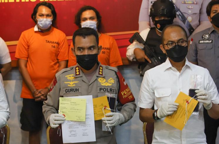 Vokalis band Deadsquad Daniel Mardhany (kiri) dan mantan Drummer band Deadsquad, Auliya Akbar (kanan) dihadirkan saat rilis kasus narkoba yang menjerat mereka di Polres Metro Jakarta Utara, Senin (3/5/2021). [MataMata.com/Alfian Winanto]