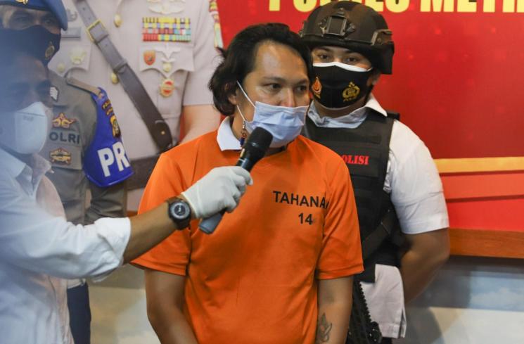 Vokalis band Deadsquad Daniel Mardhany (kiri) dan mantan Drummer band Deadsquad, Auliya Akbar (kanan) dihadirkan saat rilis kasus narkoba yang menjerat mereka di Polres Metro Jakarta Utara, Senin (3/5/2021). [MataMata.com/Alfian Winanto]