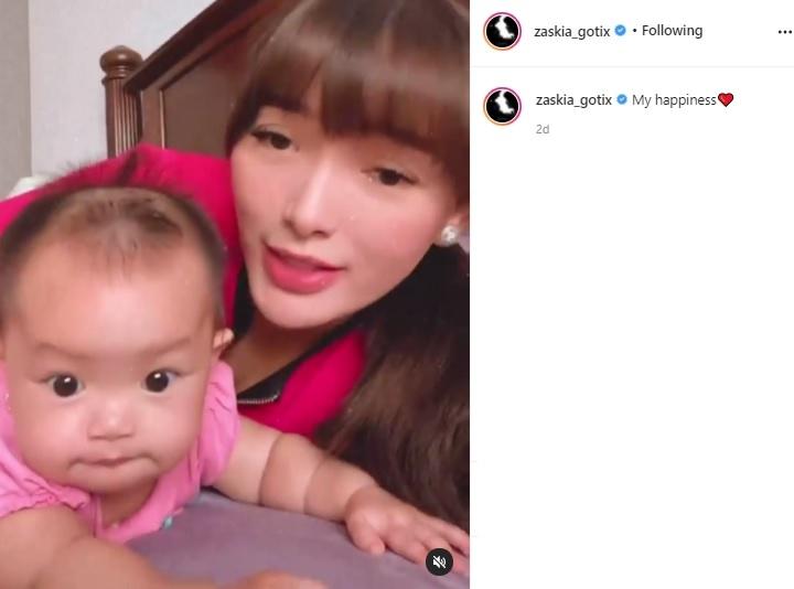 Zaskia Gotik dan anaknya, Baby Arsila. (Instagram/@zaskia_gotix)