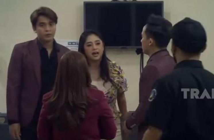 Dewi Perssik ngamuk ke Anwar Sanjaya. (Youtube/Trans7Official)