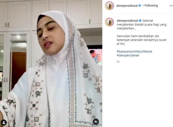 Dewi Perssik mengaji. (Instagram/@dewiperssikreal)