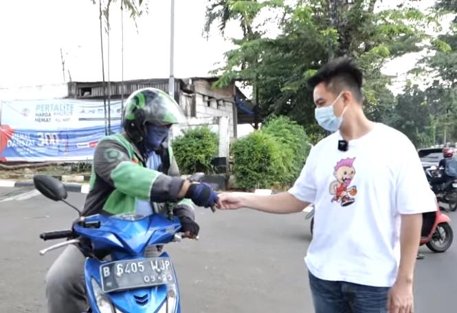 Baim Wong berbagi rezeki kepada driver ojol (Youtube.com)