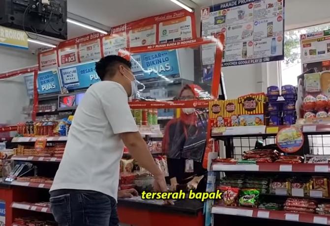 Baim Wong gratiskan belanjaan pengunjung minimarket (Youtube.com)