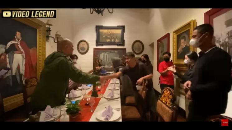 Ahmad Dhani buka puasa bersama keluarga mantan suami Mulan Jameela. (YouTube/VIDEO LEGEND)