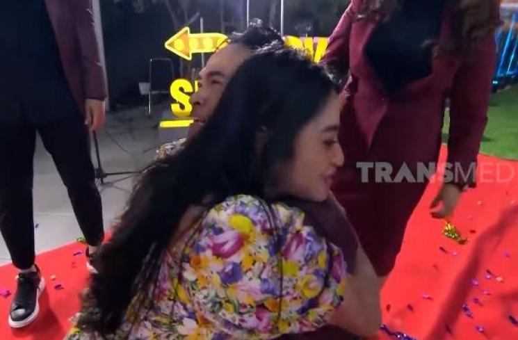 Dewi Perssik akting di depan Anwar Sanjaya. (Youtube/Trans7Official)