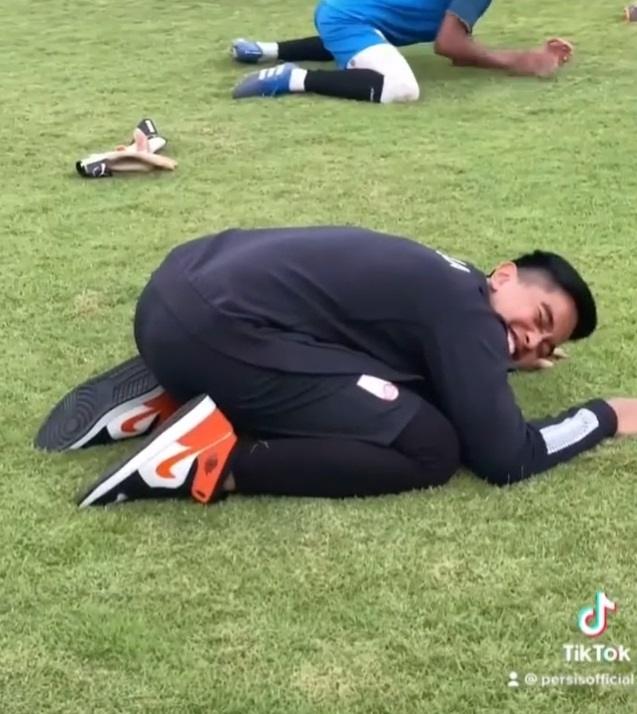 Gaya paling kocak Kaesang Pangarep saat ikut berlatih bareng tim Persis Solo. [Instagram]