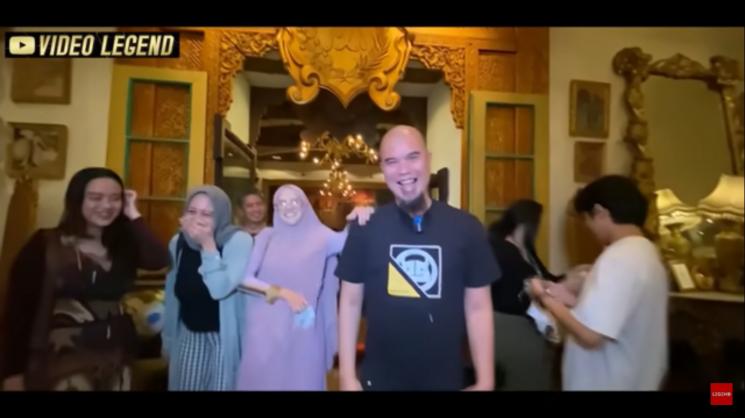 Ahmad Dhani buka puasa bersama keluarga mantan suami Mulan Jameela. (YouTube/VIDEO LEGEND)