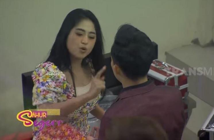 Dewi Perssik ngamuk ke Anwar Sanjaya. (Youtube/Trans7Official)