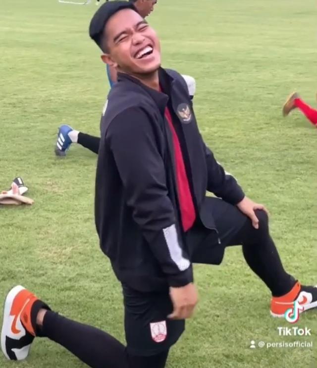 Kaesang Pangarep terbahak saat ikut berlatih dengan tim Persis Solo di Stadion Manahan. [Instagram]