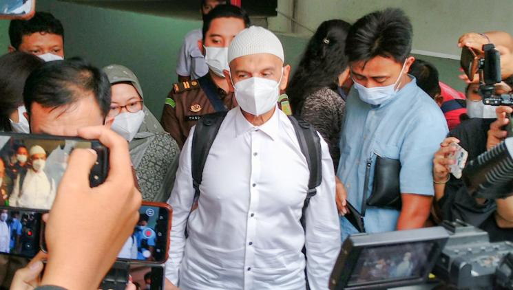 Mark Sungkar keluar dari rumah tahanan di Kejaksaan Agung Republik Indonesia, Jakarta Selatan, Rabu (5/5/2021). [MataMata.com/Alfian Winanto]