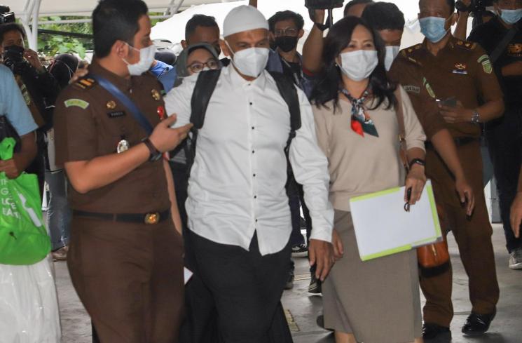 Mark Sungkar keluar dari rumah tahanan di Kejaksaan Agung Republik Indonesia, Jakarta Selatan, Rabu (5/5/2021). [MataMata.com/Alfian Winanto]