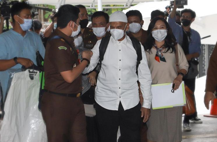 Mark Sungkar keluar dari rumah tahanan di Kejaksaan Agung Republik Indonesia, Jakarta Selatan, Rabu (5/5/2021). [MataMata.com/Alfian Winanto]