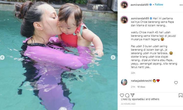 Bayi Asmirandah renang pertama kali. (Instagram/@asmirandah89)