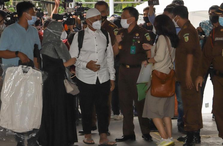 Mark Sungkar keluar dari rumah tahanan di Kejaksaan Agung Republik Indonesia, Jakarta Selatan, Rabu (5/5/2021). [MataMata.com/Alfian Winanto]