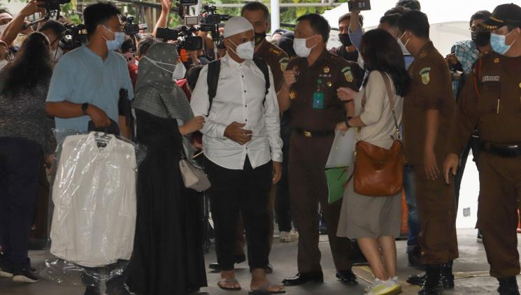 Mark Sungkar keluar dari rumah tahanan di Kejaksaan Agung Republik Indonesia, Jakarta Selatan, Rabu (5/5/2021). [MataMata.com/Alfian Winanto]