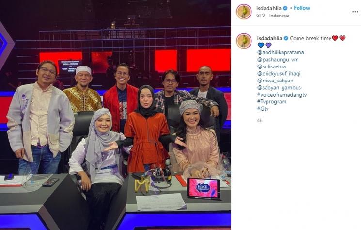 Iis Dahlia foto bersama Nisya Sabyan dkk. (Instagram/@isdadahlia)