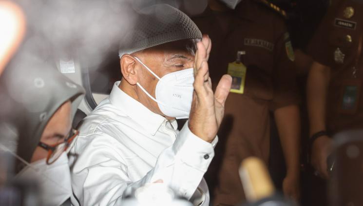 Mark Sungkar keluar dari rumah tahanan di Kejaksaan Agung Republik Indonesia, Jakarta Selatan, Rabu (5/5/2021). [MataMata.com/Alfian Winanto]
