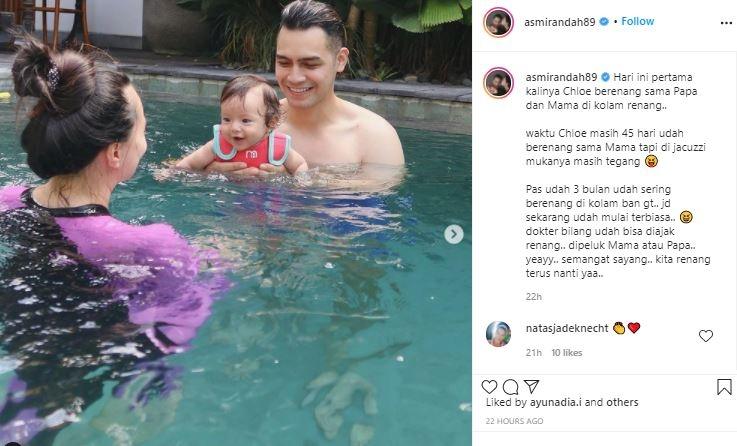 Bayi Asmirandah renang pertama kali. (Instagram/@asmirandah89)