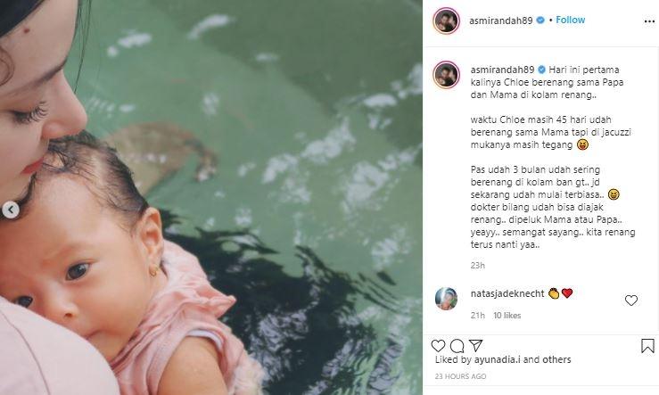 Bayi Asmirandah renang pertama kali. (Instagram/@asmirandah89)