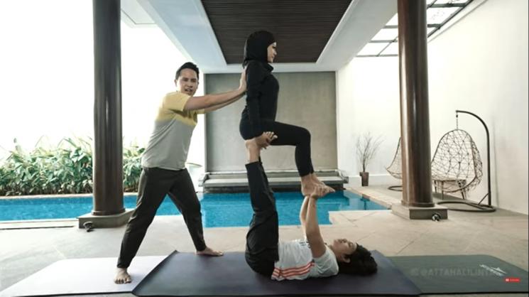 Atta Halilintar dan Aurel Hermansyah yoga kamasutra. (YouTube/Atta Halilintar)