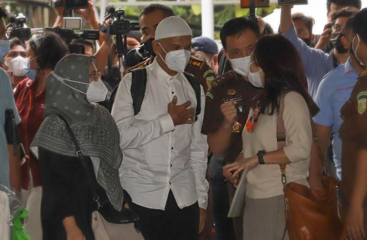 Mark Sungkar keluar dari rumah tahanan di Kejaksaan Agung Republik Indonesia, Jakarta Selatan, Rabu (5/5/2021). [MataMata.com/Alfian Winanto]