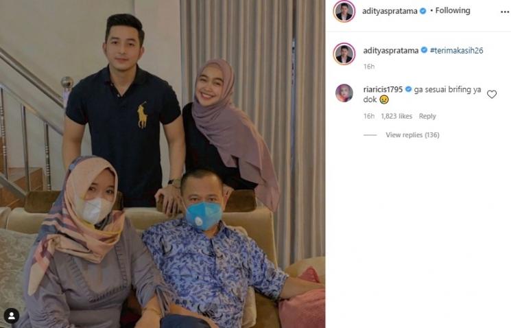 Ria Ricis foto bersama keluarga dokter Adit. (Instagram/@adityaspratama)