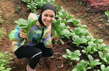 5 Potret Istri Haykal Kamil Jadi Petani Kota, Stylish Abis!