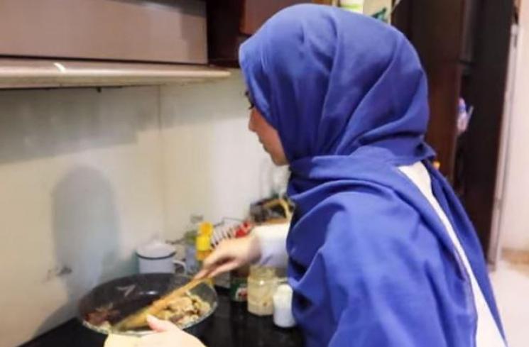 Resep Beef Teriyaki Sambal Matah ala Natasha Rizky. (Youtube/DestaNatashaFamily)