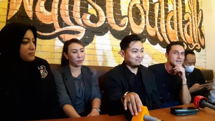 Sahabat Polisi, Indra Bruggman, Jane Shalimar Berbagi Makanan Buka Puasa. (MataMata.com/Yuliani)