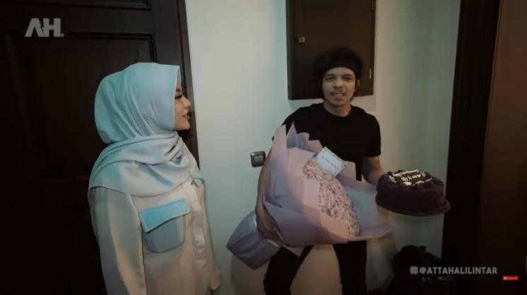 Atta Halilintar beri kejutan Aurel Hermansyah untuk rayakan 1 bulan pernikahan. (YouTube/Atta Halilintar)