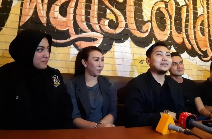 Sahabat Polisi, Indra Bruggman hingga Jane Shalimar Berbagi Makanan Jelang Waktu Buka Puasa. (MataMata.com/Yuliani)