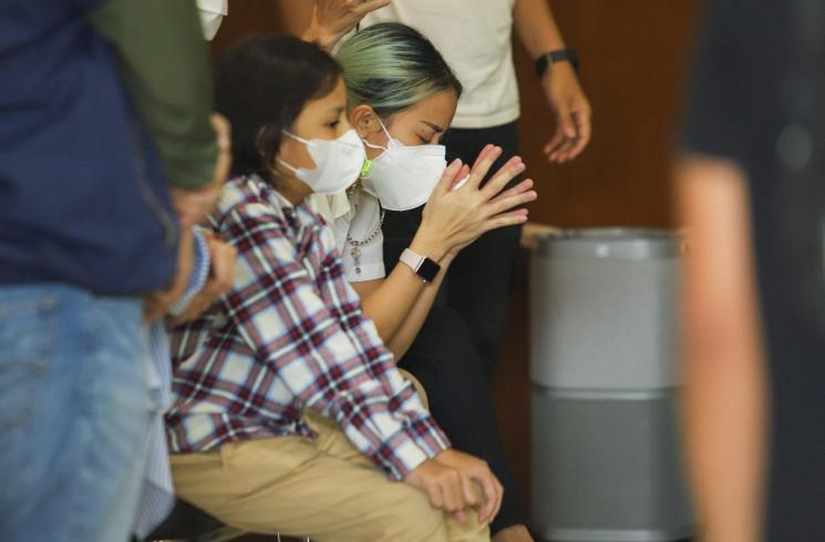 Joanna Alexandra menangis ketika berdoa di depan peti jenazah suaminya, Raditya Oloan saat ibadah penghiburan di rumah duka RSPAD Gatot Subroto, Jakarta Pusat, Jumat (7/5/2021). [MataMata.com/Alfian Winanto]
