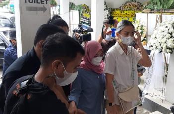 Joanna Alexandra Sampai di Rumah Duka, Langsung Cium Jenazah Raditya Oloan