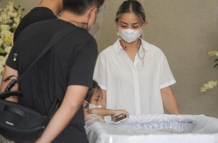 Joanna Alexandra menangis ketika berdoa di depan peti jenazah suaminya, Raditya Oloan saat ibadah penghiburan di rumah duka RSPAD Gatot Subroto, Jakarta Pusat, Jumat (7/5/2021). [MataMata.com/Alfian Winanto]