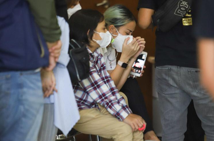 Joanna Alexandra menangis ketika berdoa di depan peti jenazah suaminya, Raditya Oloan saat ibadah penghiburan di rumah duka RSPAD Gatot Subroto, Jakarta Pusat, Jumat (7/5/2021). [MataMata.com/Alfian Winanto]