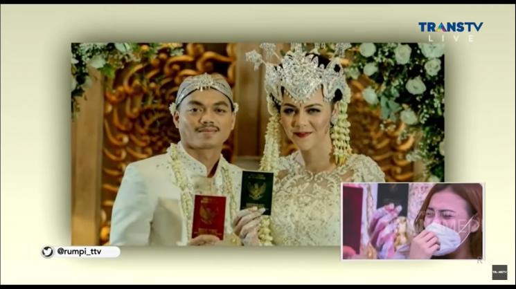Ratu Rizky Nabila Nangis Kejer Lihat Foto Pernikahannya. (YouTube/TRANS TV Official)