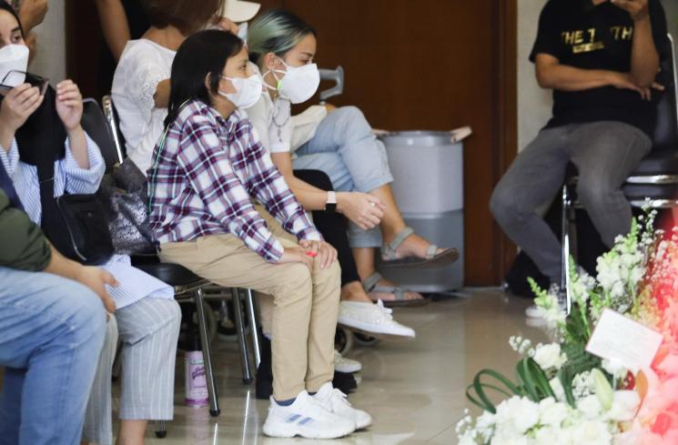 Joanna Alexandra menangis ketika berdoa di depan peti jenazah suaminya, Raditya Oloan saat ibadah penghiburan di rumah duka RSPAD Gatot Subroto, Jakarta Pusat, Jumat (7/5/2021). [MataMata.com/Alfian Winanto]