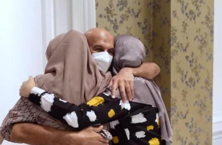 Mark Sungkar ketemu cucu dari Zaskia Sungkar. (Youtube/TheSungkarsFamily)