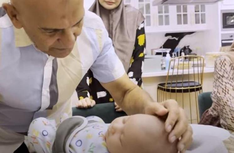 Mark Sungkar ketemu cucu dari Zaskia Sungkar. (Youtube/TheSungkarsFamily)