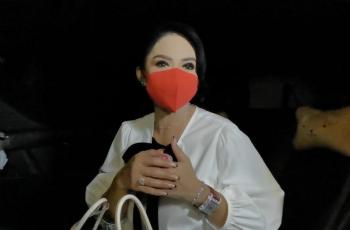 Tak Bisa Terbang ke Bali, Krisdayanti Iringi Proses Pemakaman Sang Ayah Lewat Video Call