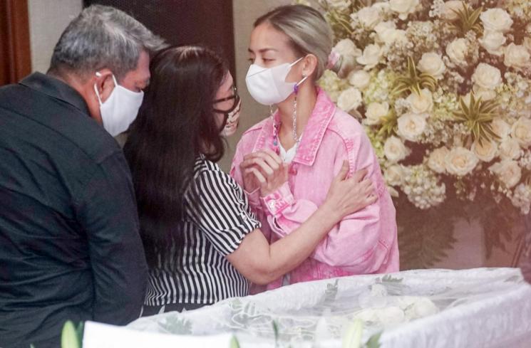 Joanna Alexandra saat menemani para pelayat yang datang untuk melayat jenazah suaminya, Raditya Oloan di Rumah Duka RSPAD Gatot Subroto, Jakarta Ousat, Sabtu (8/5/2021). [MataMata.com/Alfian Winanto]